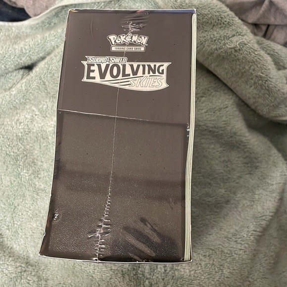 Evolving skies Elite Trainer Box - Picture 2 of 3